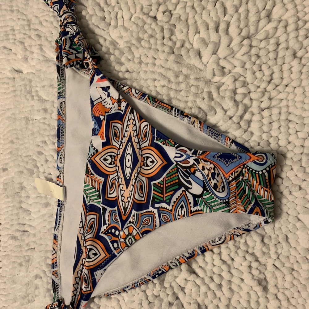 Bikini - Picture 2 of 2